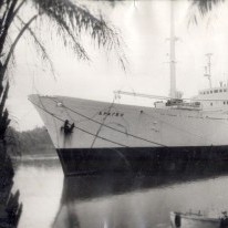 Теплоход «Арагви» в гвинейском порту Бенти